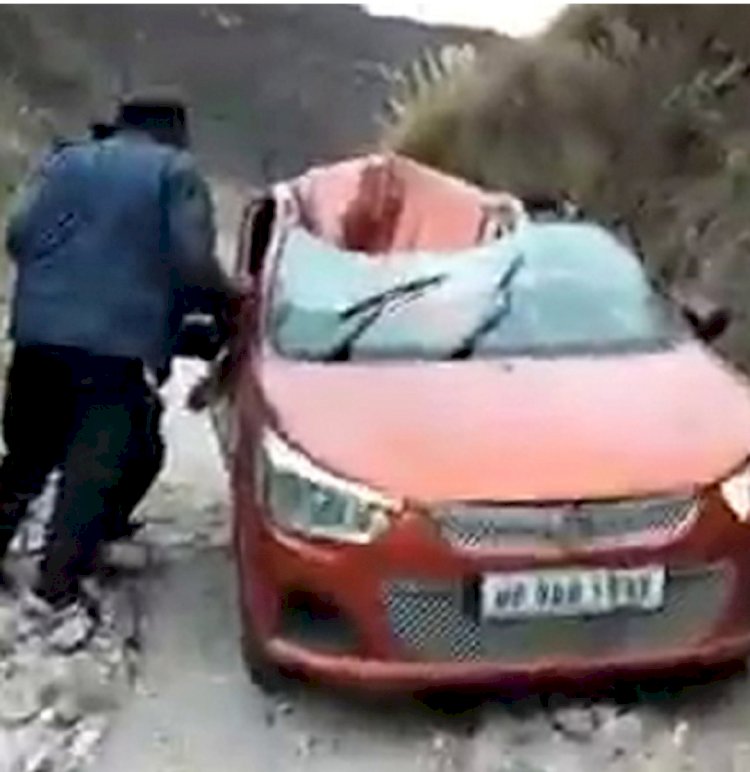 हादसा- बड़ा पत्थर गिरने से पिचक गई कार ddnewsportal.com