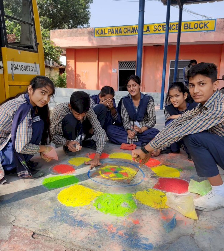 Paonta Sahib: बीबीजीत कौर स्कूल के बच्चों ने बनाई सुंदर रंगोली  ddnewsportal.com