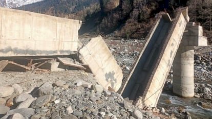 हिमाचल: यहां शटरिंग निकालते ही टूटकर गिर गया पुल  ddnewsportal.com
