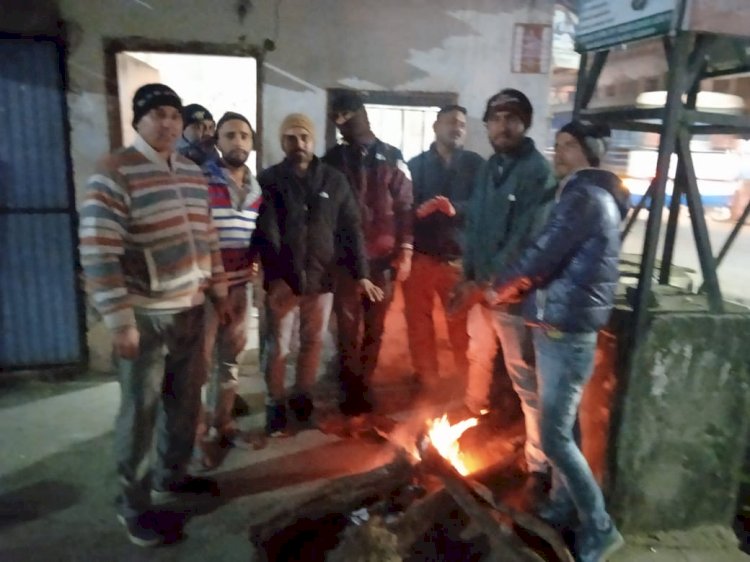 Paonta Sahib: बस स्टैंड व अन्य स्थानों पर ठंड से बचाव को प्रशासन ने की अलाव की व्यवस्था ddnewsportal.com