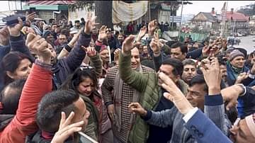 Shimla: सचिवालय के बाहर कर्मचारियों का जश्न शुरू ddnewsportal.com