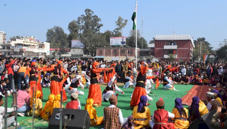 Paonta Sahib: एसडीएम गुंजीत सिंह चीमा ने ध्वजारोहण कर ली मार्चपास्ट की सलामी  ddnewsportal.com