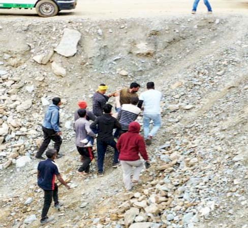 Himachal Accident News: यहाँ मलबे के नीचे दफन हुआ मजदूर  ddnewsportal.com