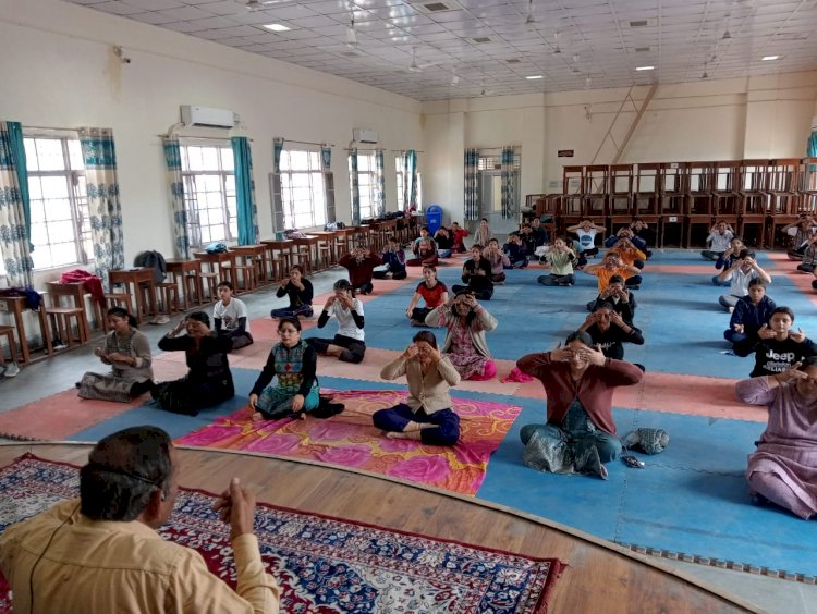 Paonta Sahib: योग प्रशिक्षक मदन शर्मा ने छात्राओं को करवाये ये योगासन... ddnewsportal.com
