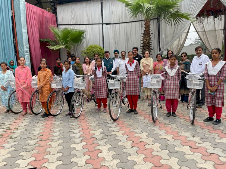 Paonta Sahib: रोटरी सखी ने की कन्या विद्यालय की आठ छात्राओं को साइकिल भेंट ddnewsportal.com