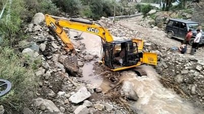 Himachal News: हिमाचल प्रदेश में बादल फटने से बही JCB मशीन  ddnewsportal.com