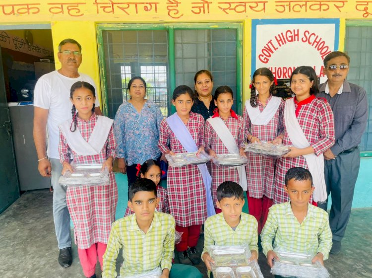 Paonta Sahib: रोटरी सखी ने खोड़ोंवाला स्कूल के बच्चों को दी स्टील प्लेट्स- ddnewsportal.com
