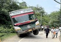 Himachal News: जब सड़क पर आधी हवा में लटक गई HRTC की बस- ddnewsportal.com