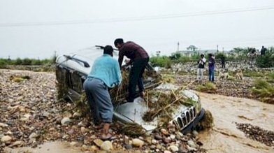 Himachal Monsoon News: मलबे में बह रही गाड़ी से छलांग लगाकर बचाई जान- ddnewsportal.com