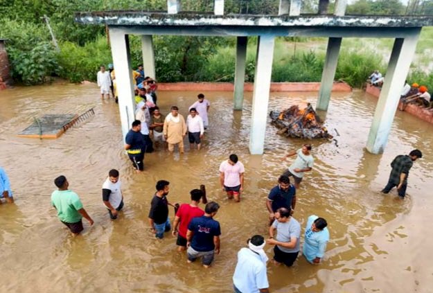 Himachal Monsoon News: बारिश का कहर- जब अंतिम संस्कार में गये लोग फंस गए बाढ़ में... ddnewsportal.com