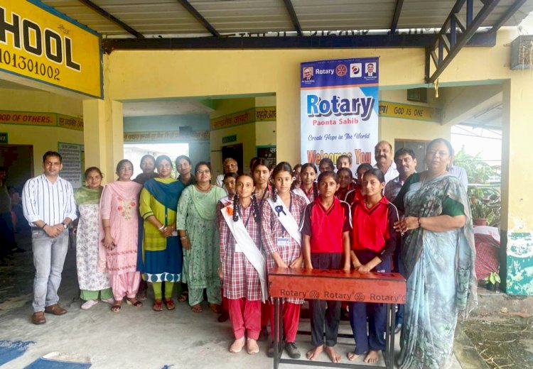 Paonta Sahib: रोटरी क्लब ने पीपलीवाला स्कूल को भेंट किए 40 बेंच ddnewsportal.com