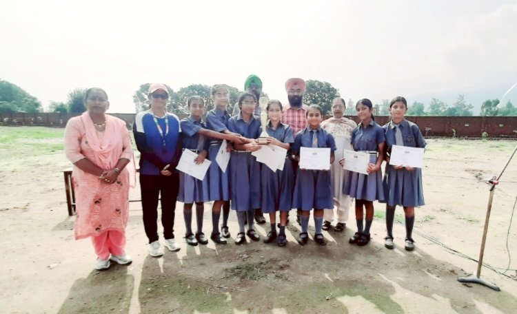 Paonta Sahib: गुरु नानक मिशन स्कूल की होनहार छात्राओं ने वाॅलीबॉल में जीता गोल्ड  ddnewsportal.com