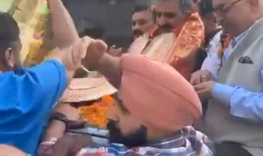 Paonta Sahib: पार्षद रोहताश नांगिया के समर्थकों ने किया सीएम सुक्खू का भव्य स्वागत, बाजार में की पुष्प वर्षा...  ddnewsportal.com