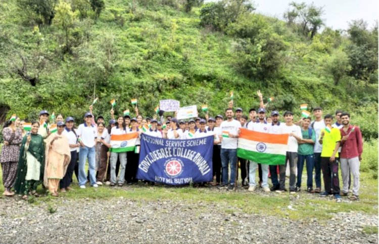 Paonta Sahib: भरली कॉलेज में तिरंगा यात्रा, छात्रों ने किया लोगों को राष्ट्र ध्वज फहराने को प्रेरित ddnewsportal.com