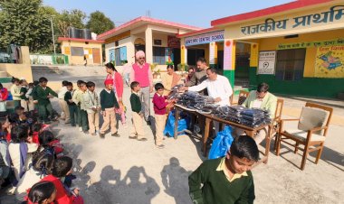 Paonta Sahib: मजदूर नेता प्रदीप चौहान और पूर्व प्रधान घासी राम ने बच्चों को दी स्वेटर की सौगात  ddnewsportal.com