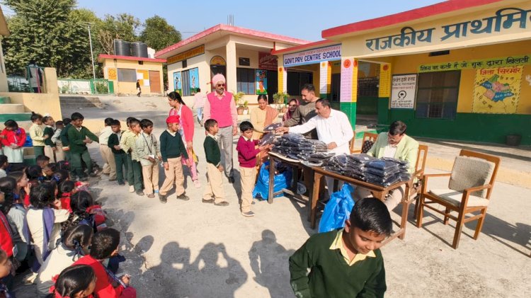 Paonta Sahib: मजदूर नेता प्रदीप चौहान और पूर्व प्रधान घासी राम ने बच्चों को दी स्वेटर की सौगात  ddnewsportal.com