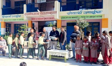 Paonta Sahib: गर्म स्वेटर पाकर चहक उठे बहराल के छात्र-छात्राएं, रोटरी क्लब ने दी सौगात ddnewsportal.com