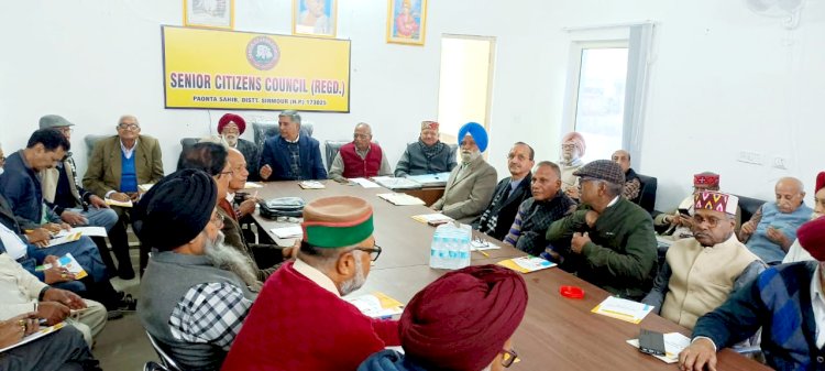 Paonta Sahib: बुजुर्गों को दी साइबर ठगी से बचने की जानकारी, बैठक में उठी शहर की समस्याएँ भी ddnewsportal.com