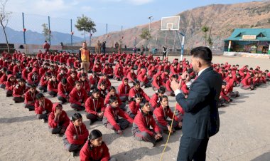 HP Schools News: कमरऊ पंचायत प्रधान ने शिलाई स्कूल के बच्चों में भरा जोश, मोटिवेशनल स्पीच देकर बोर्ड परीक्षा की तैयारी के बताए टिप्स ddnewsportal.com