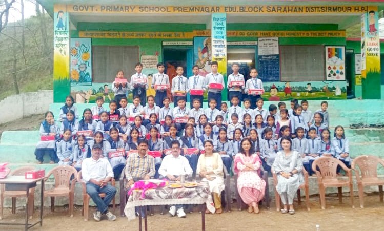 Sirmour: प्रेमनगर स्कूल के बच्चों को बांटे ट्रेक सूट, एस एल भट्टी ने दी सौगात ddnewsportal.com
