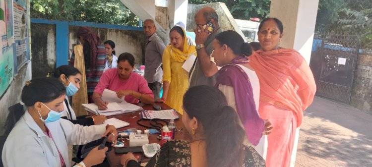 Paonta Sahib: जे सी जुनेजा अस्पताल का डोबरी सालवाला पंचायत में निशुल्क स्वास्थ्य जांच शिविर, जांची 236 लोगों की सेहत ddnewsportal.com